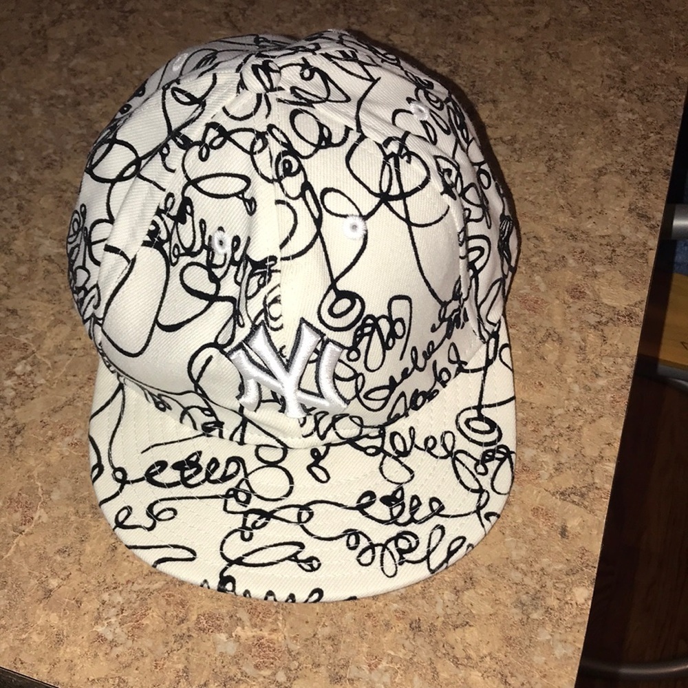 Men’s MLB Yankees Fitted Scribble Cap